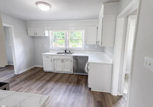 Photo 1 of Single family home for sale at 4 Willowood Dr, Spartanburg, SC 29303 | MLS# 1593234 | Listing updated on 2026-09-24