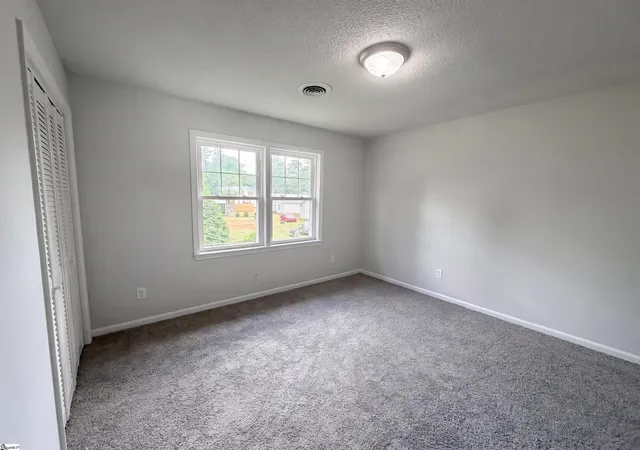 Photo 3 of Single family home for sale at 4 Willowood Dr, Spartanburg, SC 29303 | MLS# 1593234 | Listing updated on 2026-09-24