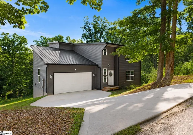 Photo 1 of Single family home for sale at 348 W Caroline St, Greenville, SC 29611 | MLS# 1600202 | Listing updated on 2026-08-27