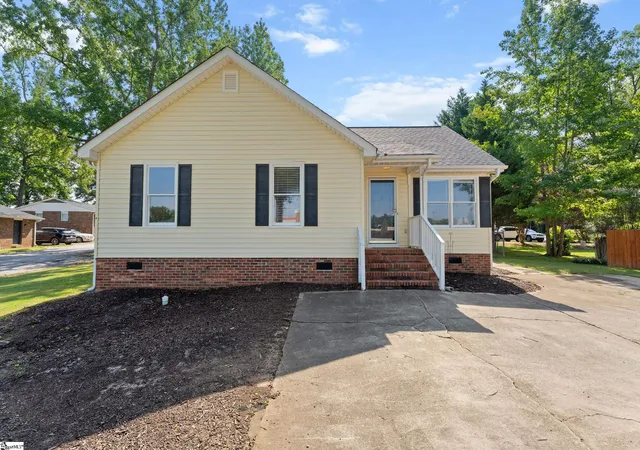 Photo 1 of Single family home for sale at 302 Valley View Rd, Fountain Inn, SC 29644 | MLS# 1602435 | Listing updated on 2026-09-02