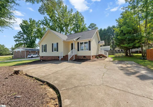 Photo 2 of Single family home for sale at 302 Valley View Rd, Fountain Inn, SC 29644 | MLS# 1602435 | Listing updated on 2026-09-02