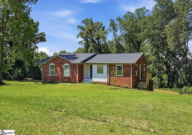 Photo 3 of Single family home for sale at 200 Worley Rd, Greenville, SC 29609 | MLS# 1598080 | Listing updated on 2026-08-17