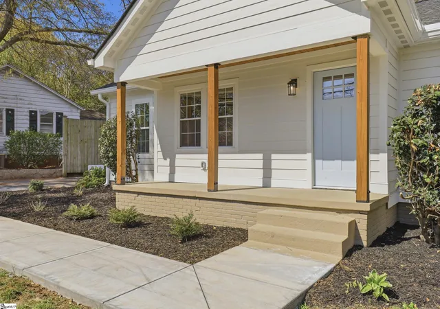 Photo 2 of Single family home for sale at 4 Wembley Rd, Greenville, SC 29607 | MLS# 1586327 | Listing updated on 2026-06-08