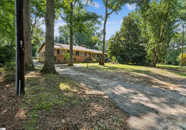 Photo 3 of Single family home for sale at 213 Dellrose Cir, Taylors, SC 29687 | MLS# 1599346 | Listing updated on 2026-08-14