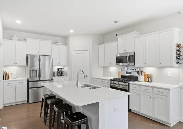 Photo 2 of Single family home for sale at 284 Double Crest Dr, Taylors, SC 29687 | MLS# 1591974 | Listing updated on 2026-08-17