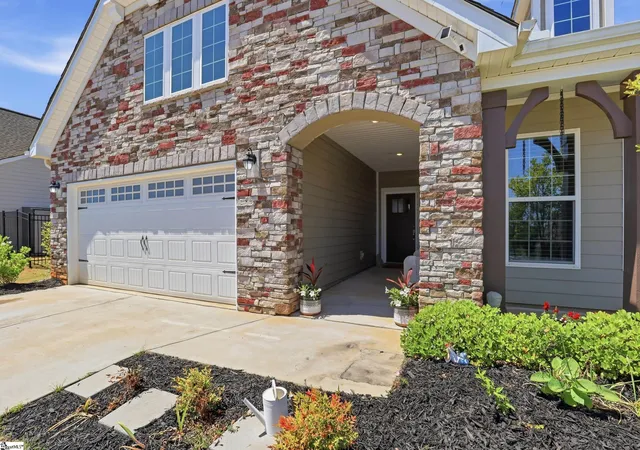 Photo 4 of Single family home for sale at 284 Double Crest Dr, Taylors, SC 29687 | MLS# 1591974 | Listing updated on 2026-08-17
