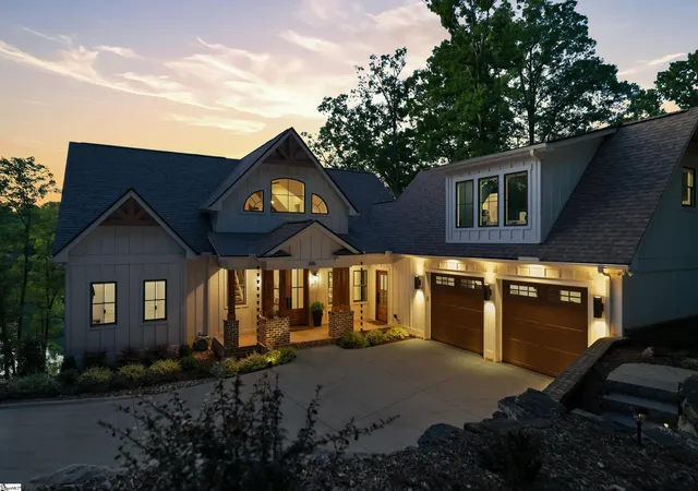 Photo 2 of Sale Pending at 305 Harbor Dr, Seneca, SC 29672 | MLS# 1595000 | Listing updated on 2026-09-03