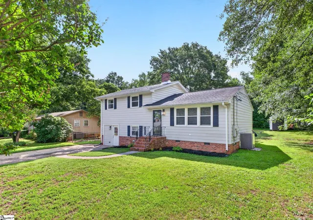 Photo 2 of Single family home for sale at 112 E Belvedere Rd, Greenville, SC 29605 | MLS# 1595536 | Listing updated on 2026-08-08