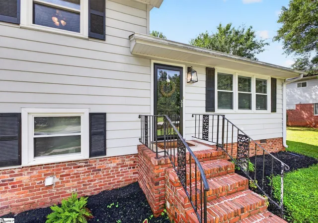 Photo 3 of Single family home for sale at 112 E Belvedere Rd, Greenville, SC 29605 | MLS# 1595536 | Listing updated on 2026-08-08