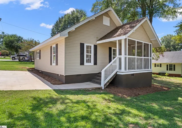 Photo 1 of Single family home for sale at 201 Beattie St, Simpsonville, SC 29681 | MLS# 1601929 | Listing updated on 2026-10-07