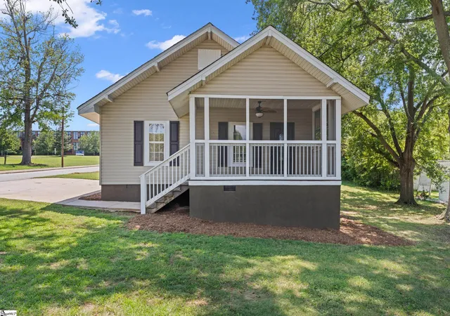Photo 2 of Single family home for sale at 201 Beattie St, Simpsonville, SC 29681 | MLS# 1601929 | Listing updated on 2026-10-07