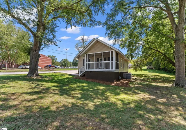 Photo 3 of Single family home for sale at 201 Beattie St, Simpsonville, SC 29681 | MLS# 1601929 | Listing updated on 2026-10-07