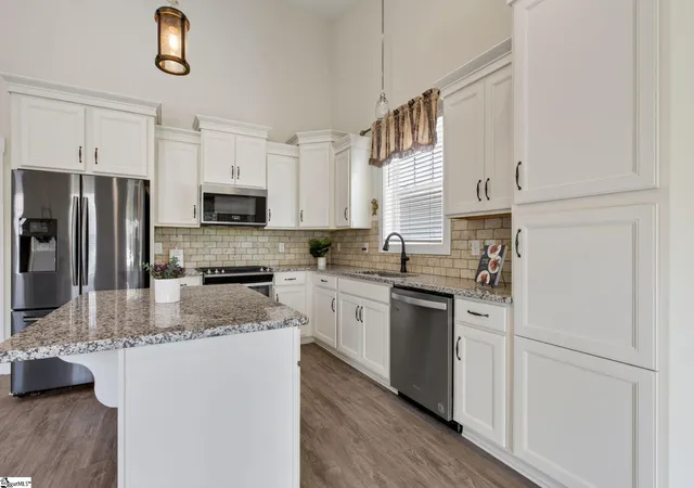 Photo 4 of Single family home for sale at 811 Abberly Trl, Greer, SC 29651 | MLS# 1600141 | Listing updated on 2026-09-03