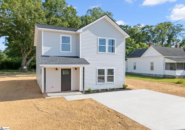 Photo 3 of Single family home for sale at 704 Laurel St, Honea Path, SC 29654 | MLS# 1594002 | Listing updated on 2026-09-08