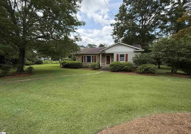 Homes for sale in Clinton, SC | 301 Pine St, Clinton, SC 29325 | MLS# 1594368