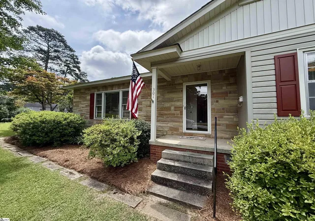 Homes for sale in Clinton, SC | 301 Pine St, Clinton, SC 29325 | MLS# 1594368