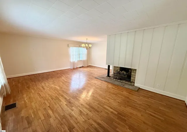 Photo 4 of Single family home for sale at 301 Pine St, Clinton, SC 29325 | MLS# 1594368 | Listing updated on 2026-09-28