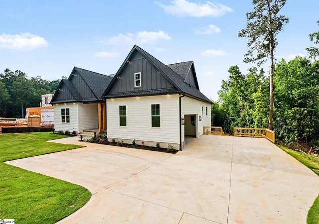 Photo 4 of Sale Pending at 197 Old Farrs Bridge Rd, Greenville, SC 29611 | MLS# 1596847 | Listing updated on 2026-09-04
