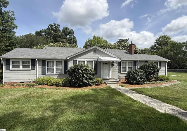 Photo 1 of Single family home for sale at 103 S Woodrow St, Clinton, SC 29325 | MLS# 1598365 | Listing updated on 2026-08-20
