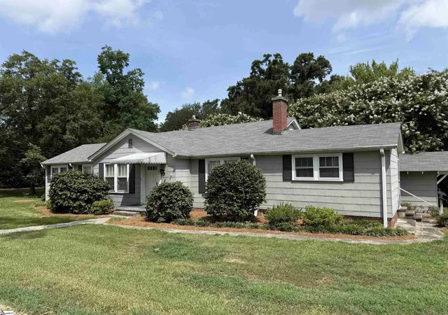 Photo 2 of Single family home for sale at 103 S Woodrow St, Clinton, SC 29325 | MLS# 1598365 | Listing updated on 2026-08-20