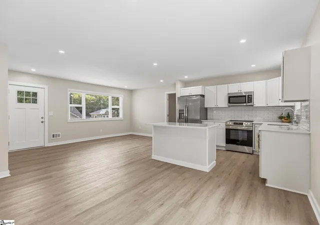 Photo 3 of Single family home for sale at 17 Springside Ave, Greenville, SC 29611 | MLS# 1602276 | Listing updated on 2026-08-28