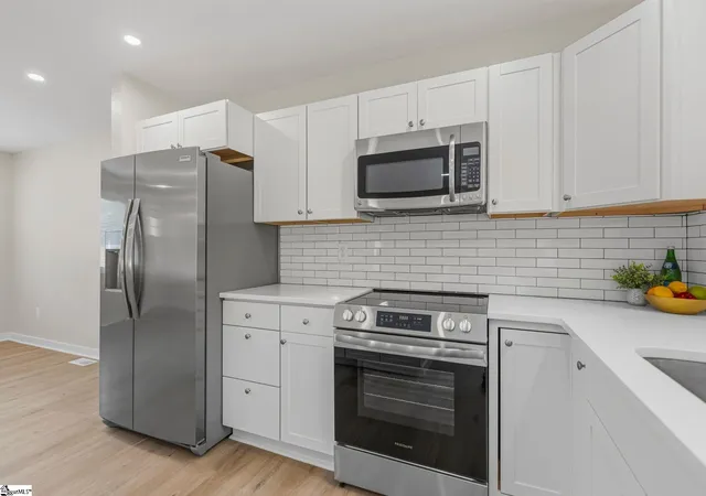 Photo 4 of Single family home for sale at 17 Springside Ave, Greenville, SC 29611 | MLS# 1602276 | Listing updated on 2026-08-28