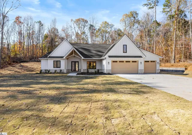 Photo 1 of Single family home for sale at 125 E Peninsula Dr, Laurens, SC 29360 | MLS# 1600718 | Listing updated on 2026-08-13