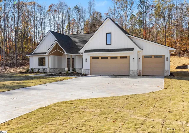 Photo 2 of Single family home for sale at 125 E Peninsula Dr, Laurens, SC 29360 | MLS# 1600718 | Listing updated on 2026-08-13