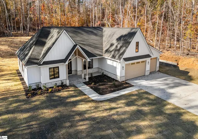 Photo 3 of Single family home for sale at 125 E Peninsula Dr, Laurens, SC 29360 | MLS# 1600718 | Listing updated on 2026-08-13