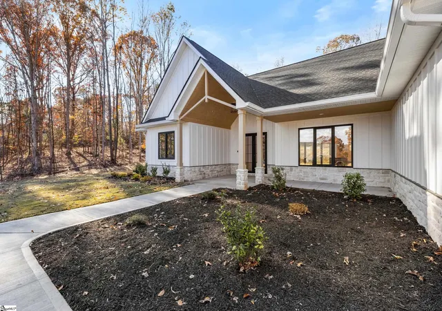 Photo 3 of Single family home for sale at 125 E Peninsula Dr, Laurens, SC 29360 | MLS# 1600718 | Listing updated on 2026-08-13