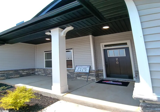 Photo 3 of Sale Pending at 210 Glencliff Wy #Lot 96, Simpsonville, SC 29680 | MLS# 1585771 | Listing updated on 2026-09-15