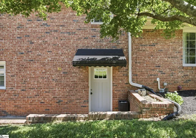 Photo 2 of Single family home for sale at 15 Holmsby Ln, Taylors, SC 29687 | MLS# 1602025 | Listing updated on 2026-08-27