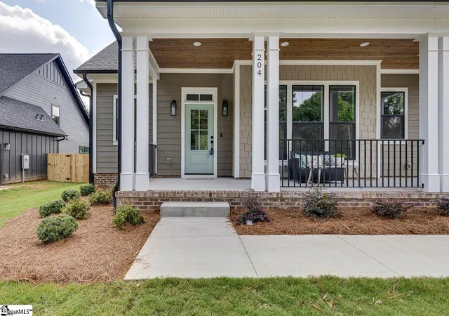 Photo 2 of Single family home for sale at 204 Forest Park Dr, Simpsonville, SC 29681 | MLS# 1602167 | Listing updated on 2026-08-27
