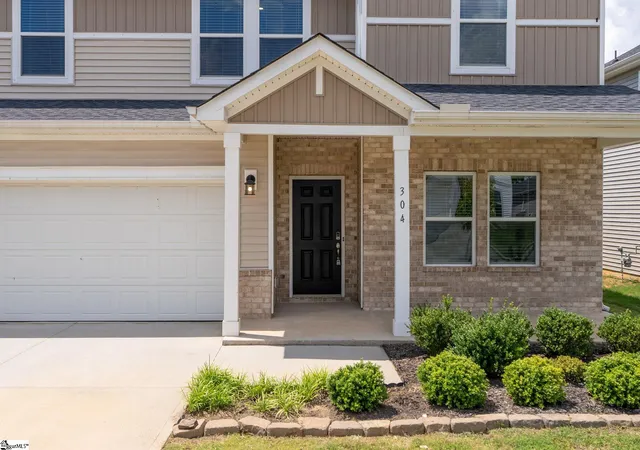 Photo 2 of Single family home for sale at 304 Garrison Grove Rd, Simpsonville, SC 29680 | MLS# 1598165 | Listing updated on 2026-09-17