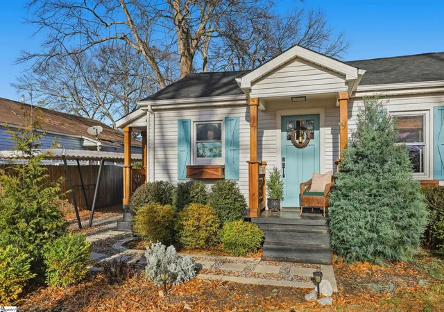 Photo 3 of Single family home for sale at 9 Beatrice St, Greenville, SC 29611 | MLS# 1594356 | Listing updated on 2026-08-29
