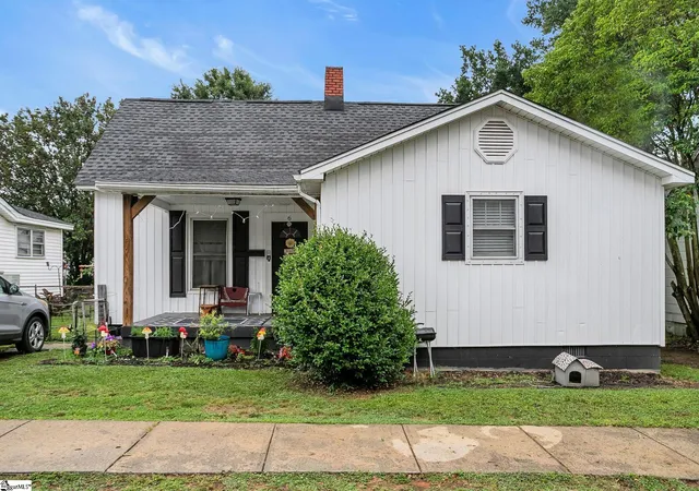 Photo 1 of Single family home for sale at 6 Webb St, Greenville, SC 29605 | MLS# 1594434 | Listing updated on 2026-08-26