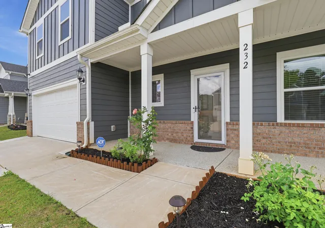 Photo 3 of Single family home for sale at 232 Roderick Ln, Greenville, SC 29605 | MLS# 1585084 | Listing updated on 2026-09-17