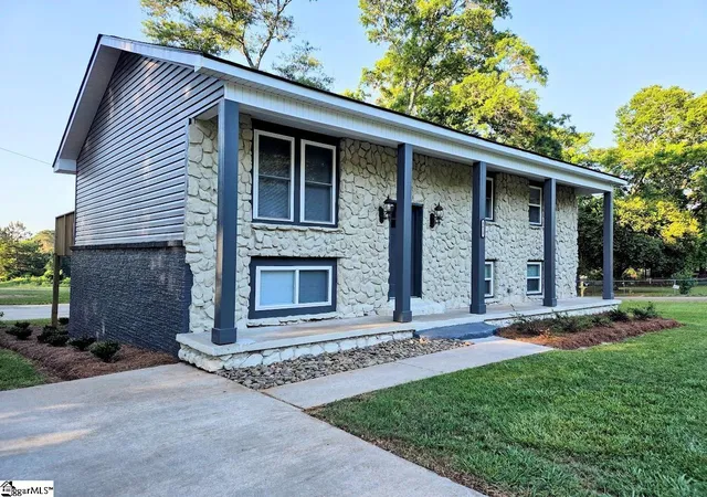 Photo 2 of Single family home for sale at 3625 Dobbins Bridge Rd, Anderson, SC 29626 | MLS# 1592100 | Listing updated on 2026-08-19