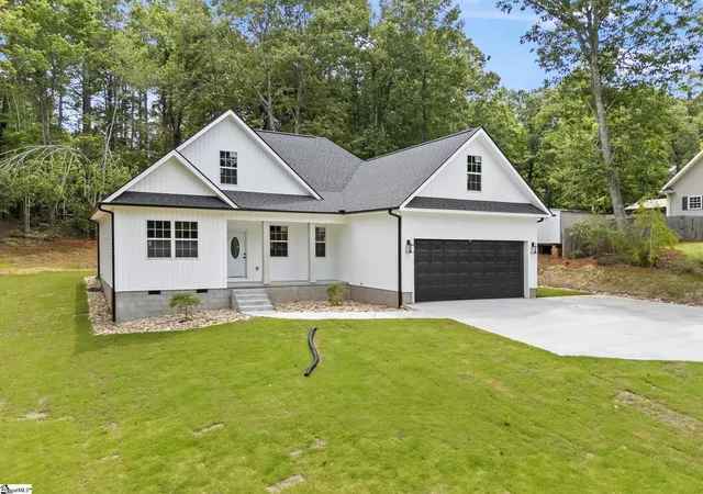 Homes for sale in Pickens, SC | 207 Eastview Dr, Pickens, SC 29671 | MLS# 1596052