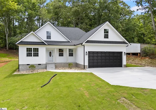 Homes for sale in Pickens, SC | 207 Eastview Dr, Pickens, SC 29671 | MLS# 1596052