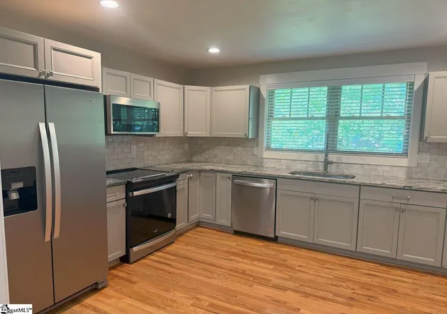 Photo 4 of Single family home for sale at 6520 Augusta Rd, Greenville, SC 29605 | MLS# 1570408 | Listing updated on 2026-09-08