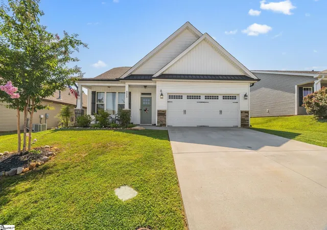 Photo 3 of Sale Pending at 323 Barnhill Ct, Greenville, SC 29617 | MLS# 1599414 | Listing updated on 2026-09-03