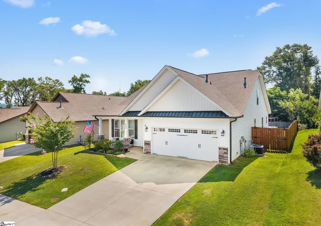 Photo 3 of Sale Pending at 323 Barnhill Ct, Greenville, SC 29617 | MLS# 1599414 | Listing updated on 2026-09-03