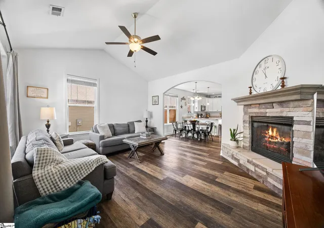 Photo 4 of Sale Pending at 323 Barnhill Ct, Greenville, SC 29617 | MLS# 1599414 | Listing updated on 2026-09-03