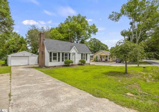 Photo 3 of Single family home for sale at 107 W Marion Rd, Greenville, SC 29617 | MLS# 1596161 | Listing updated on 2026-08-11