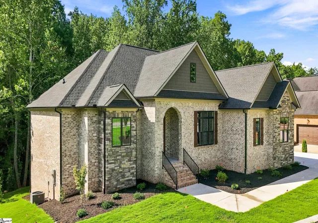 Photo 2 of Single family home for sale at 548 Verdae Dr, Spartanburg, SC 29301 | MLS# 1599057 | Listing updated on 2026-08-18