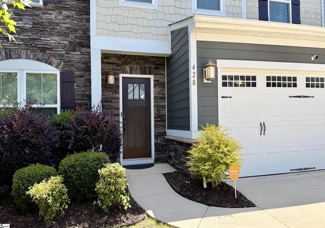 Photo 2 of Single family home for sale at 420 Fieldsview Ln, Simpsonville, SC 29681 | MLS# 1589221 | Listing updated on 2026-10-27