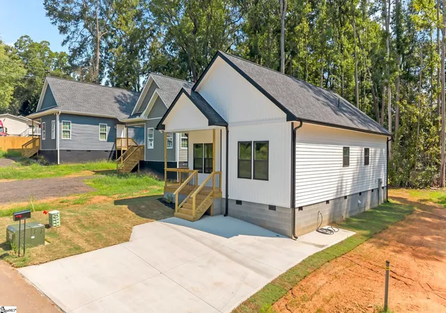Photo 2 of Single family home for sale at 123 Wolf King Wy, Woodruff, SC 29388 | MLS# 1600642 | Listing updated on 2026-09-24