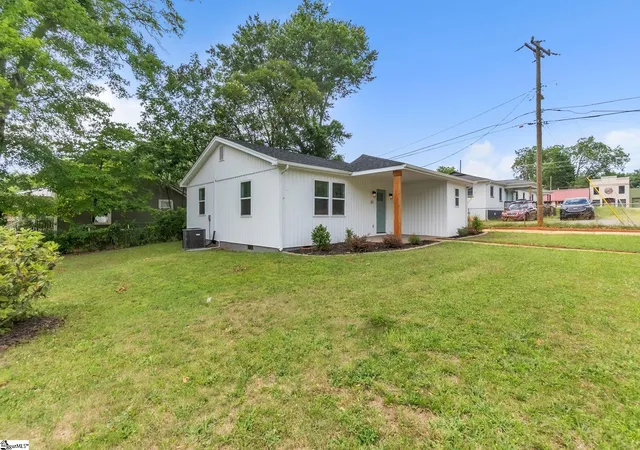 Photo 2 of Single family home for sale at 31 Hellams St, Greenville, SC 29611 | MLS# 1595570 | Listing updated on 2026-09-09