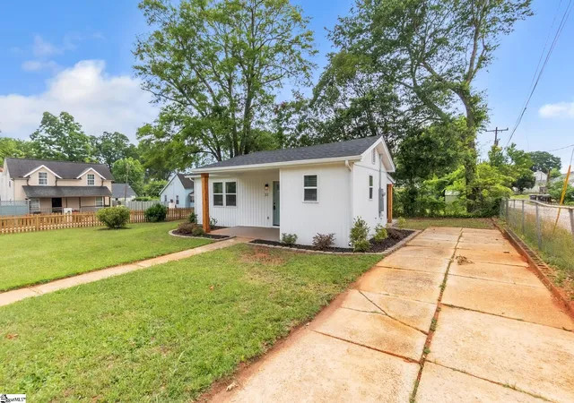 Photo 3 of Single family home for sale at 31 Hellams St, Greenville, SC 29611 | MLS# 1595570 | Listing updated on 2026-09-09